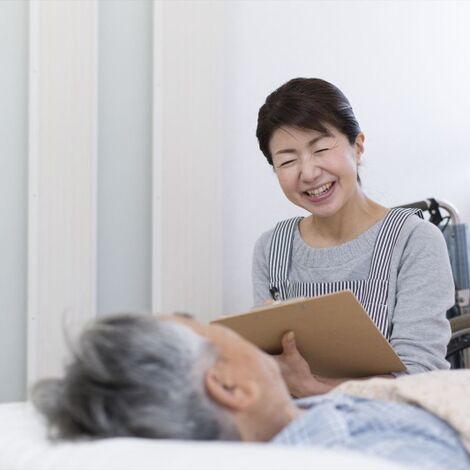 話を聞く女性スタッフ